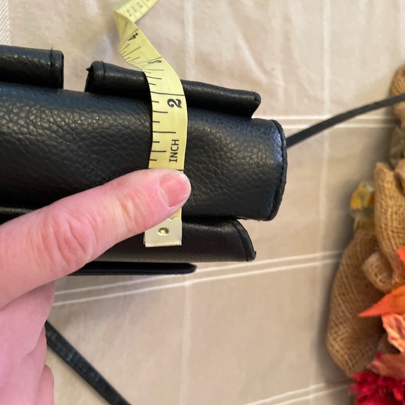 Medium Sized Black Crossbody with many options for storage. - Picture 11 of 12